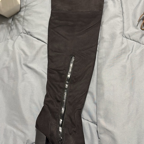 👢 Boots - Picture 4 of 5